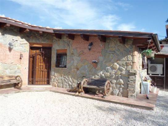 Cottage in Fontenuova: coating irregular ashlar and brick.